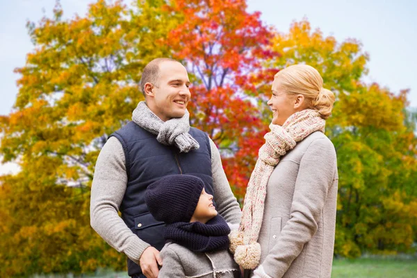 Famille heureuse sur fond de parc d'automne — Photo