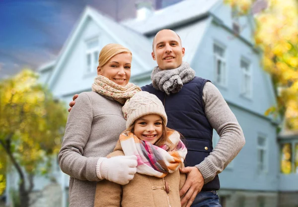 Szczęśliwa rodzina nad dzienny dom jesienią — Zdjęcie stockowe