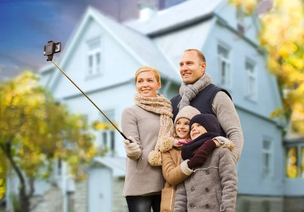 Familia toma otoño selfie por teléfono celular sobre casa —  Fotos de Stock