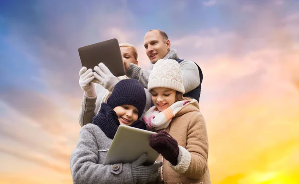 Rodziny z komputerów typu tablet pc nad niebo — Zdjęcie stockowe