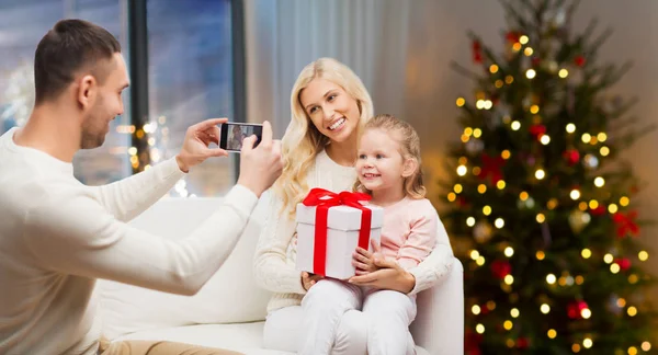 Man taking picture of his family on christmas — Stock Photo, Image