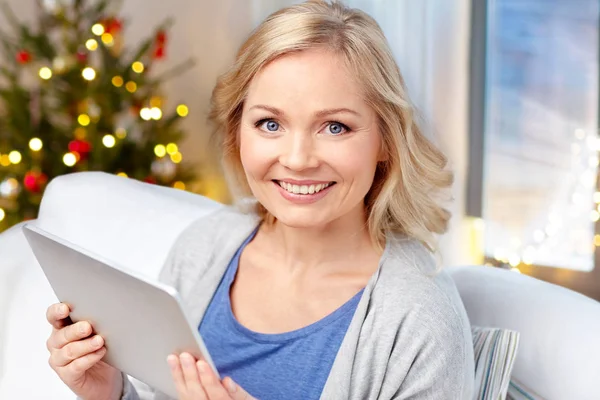 Mulher feliz com tablet pc em casa no Natal — Fotografia de Stock