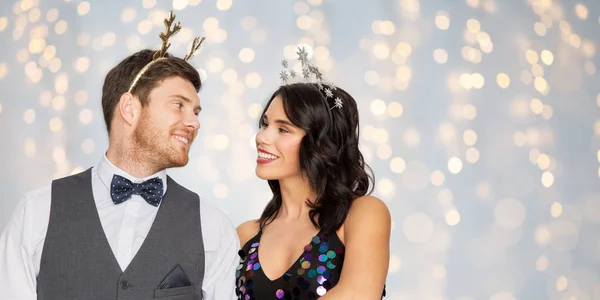 Pareja con navidad o accesorios de fiesta de año nuevo — Foto de Stock