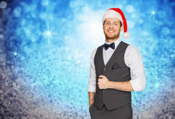 Szczęśliwy człowiek w santa hat i garnitur na Boże Narodzenie — Zdjęcie stockowe