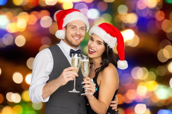 Casal com taças de champanhe na festa de Natal — Fotografia de Stock