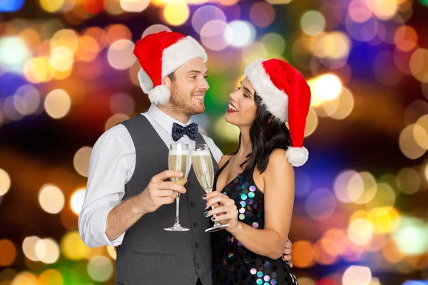 Casal com taças de champanhe na festa de Natal — Fotografia de Stock