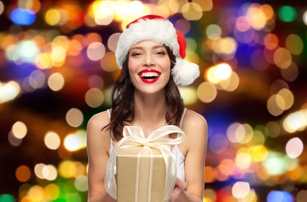 Mujer en sombrero de santa con regalo de Navidad — Foto de Stock