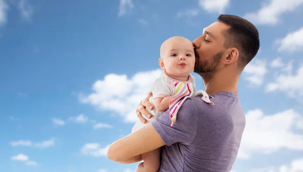 Padre besando poco bebé hija — Foto de Stock