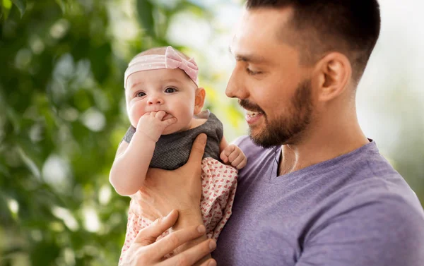 Närbild av far lilla baby dotter — Stockfoto