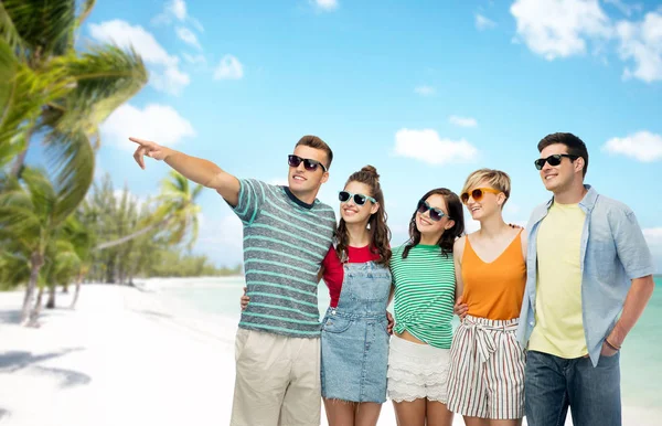 Amici in occhiali da sole su sfondo spiaggia esotica — Foto Stock