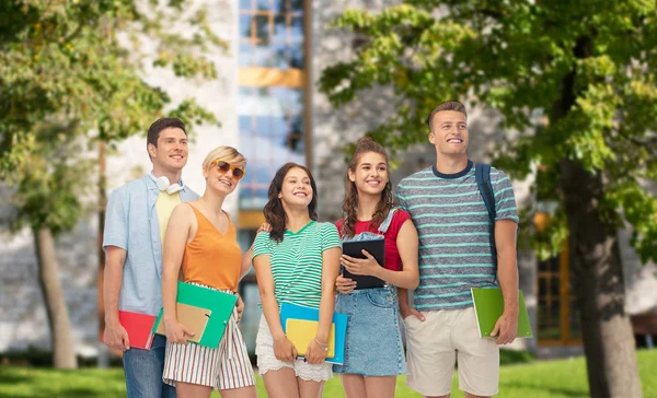 Studenci z książek i foldery na kampusie — Zdjęcie stockowe
