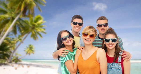 Vrienden in zonnebril op witte achtergrond — Stockfoto
