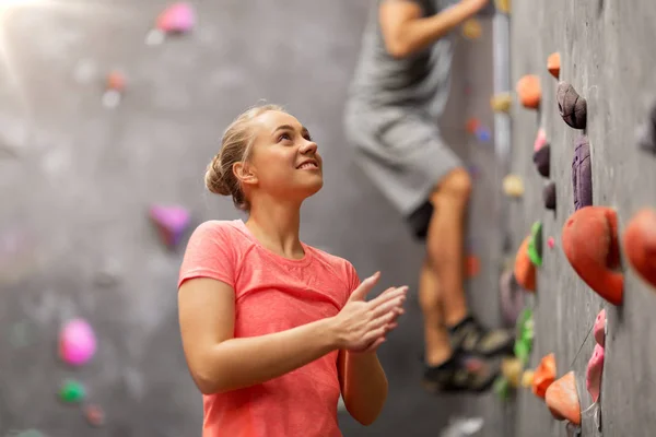 Man en vrouw een klimmuur op indoor sportschool — Stockfoto