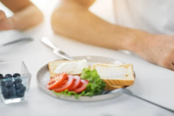 Haşlanmış yumurta ve plaka üzerinde sebze ile tost — Stok fotoğraf