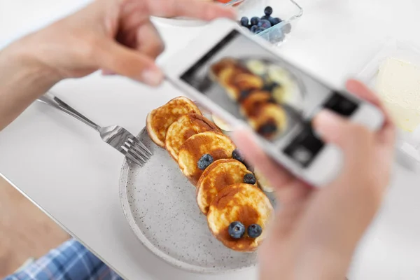 Mãos com smartphones fotografar alimentos — Fotografia de Stock