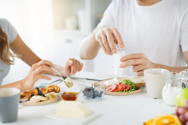Close up of couple having breakfast at home — Stock Photo, Image