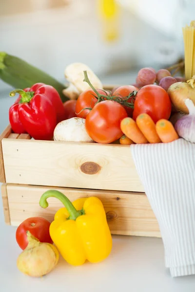 Close up of wooden box of fresh ripe vegetables — Stock Photo, Image