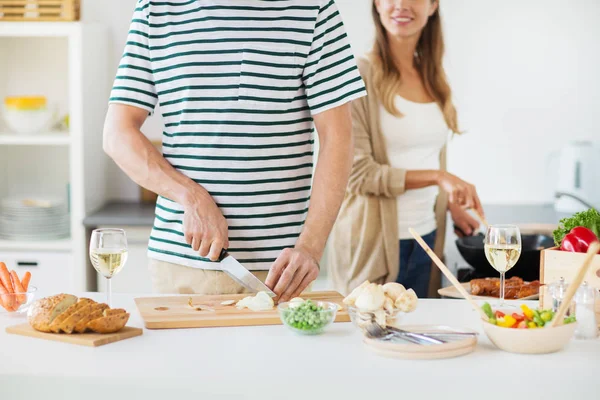 Primo piano di coppia cucinare il cibo a casa — Foto Stock