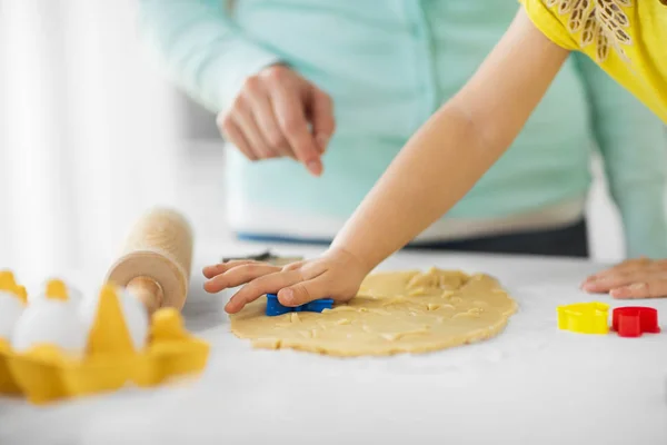 Mor och dotter att göra kakor hemma — Stockfoto