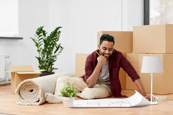 Hombre con cajas y plano mudándose a un nuevo hogar —  Fotos de Stock