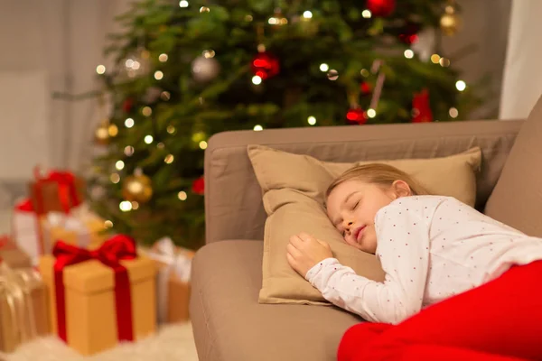 Noel'de kanepede uyuyan kız — Stok fotoğraf