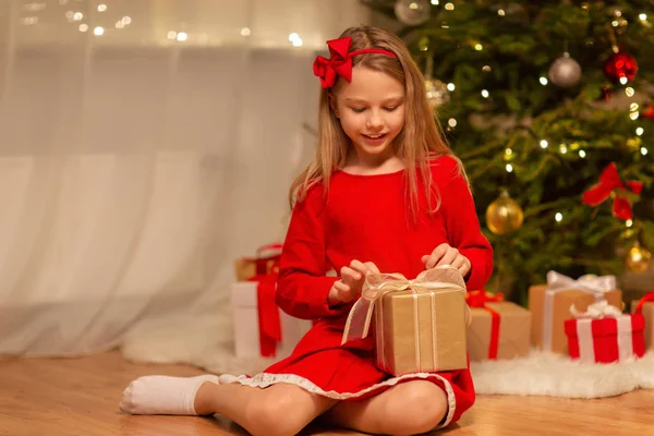 Chica sonriente con regalo de Navidad en casa —  Fotos de Stock