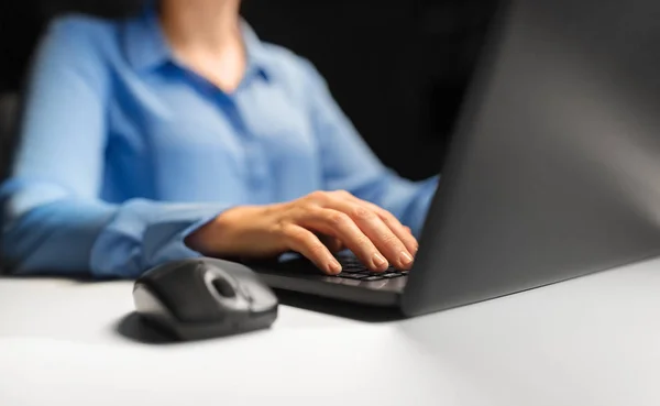 Close up of female hands with laptop and mouse — Stock Photo, Image