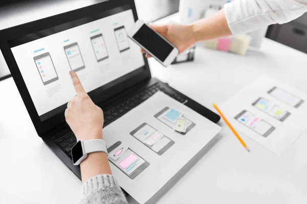 Webdesigners werken op smartphone gebruikersinterface — Stockfoto