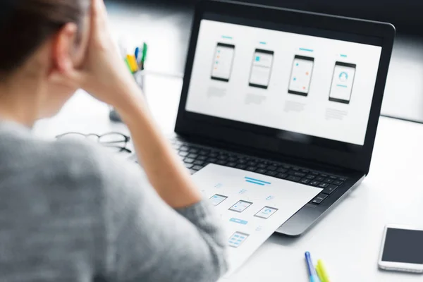 Progettista stressato con interfaccia utente sul computer portatile — Foto Stock