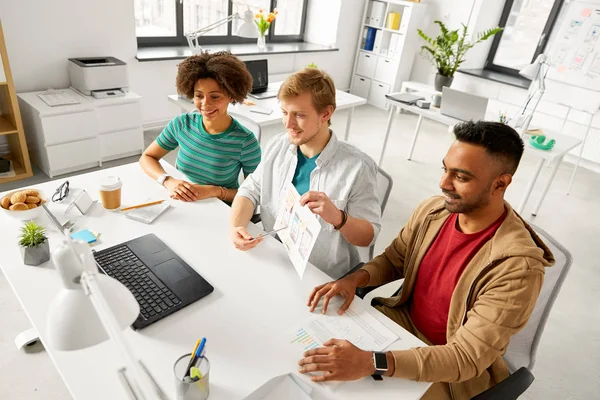 Equipo creativo que tiene videoconferencia en la oficina — Foto de Stock