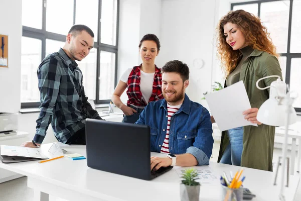 Equipo creativo que trabaja en la interfaz de usuario en la oficina —  Fotos de Stock