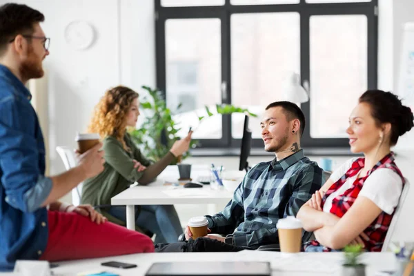 Kreativa team dricker kaffe på kontoret — Stockfoto