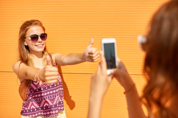 Tienermeisje fotograferen vriend door de smartphone — Stockfoto