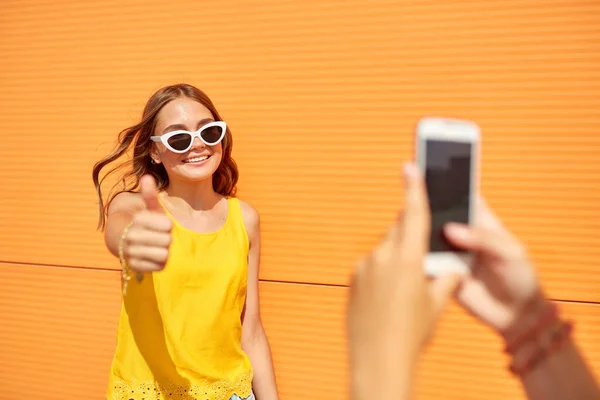 Tienermeisje fotograferen vriend door de smartphone — Stockfoto