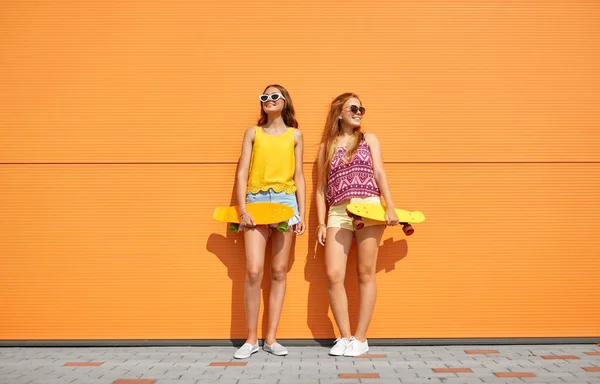 Chicas adolescentes con patinetas cortas en la ciudad — Foto de Stock