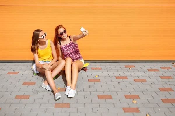 Teenage girls with skateboards taking selfie — Stock Photo, Image