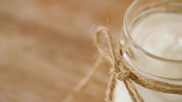 Närbild på yoghurt eller gräddfil i glasburk — Stockvideo