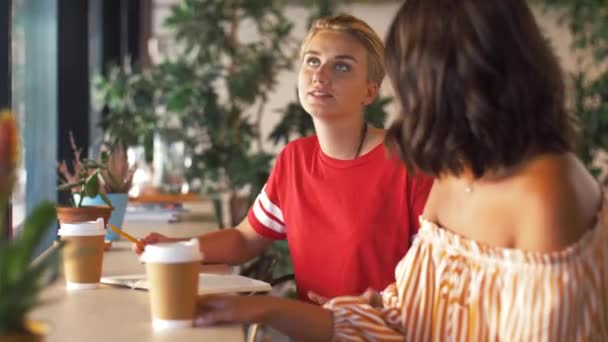 Wanita muda dengan teman menggambar di kafe — Stok Video