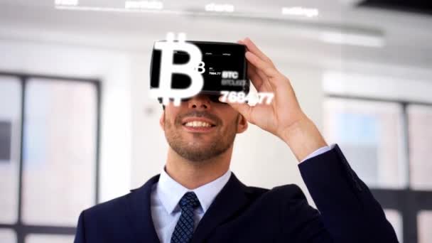 Uomo d'affari con auricolare realtà virtuale in ufficio — Video Stock