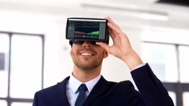 Businessman with virtual reality headset at office — Stock Video