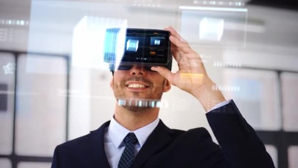 Бізнесмен з гарнітурою vr і кубиком на екрані — стокове відео