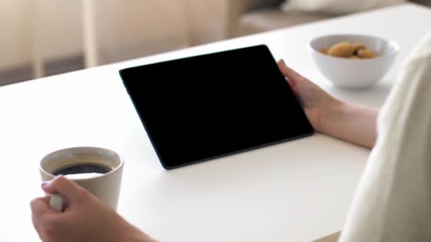 Geschäfts Und Technologiekonzept Geschäftsfrau Mit Tablet Und Kaffee Büro — Stockvideo