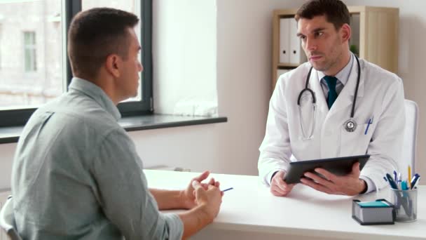 Médico con tableta pc y paciente masculino en el hospital — Vídeo de stock