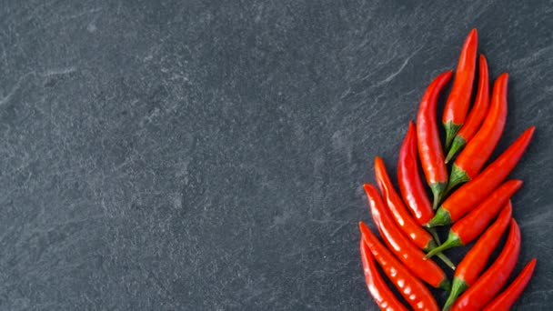 Red chili lub pieprz cayenne na powierzchni kamienia — Wideo stockowe