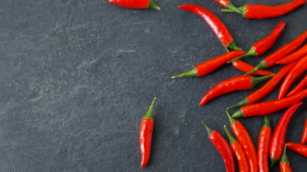 Rode chili of cayennepeper op stenen oppervlak — Stockvideo