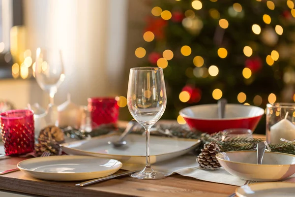 De instelling van de tabel voor kerstdiner thuis — Stockfoto