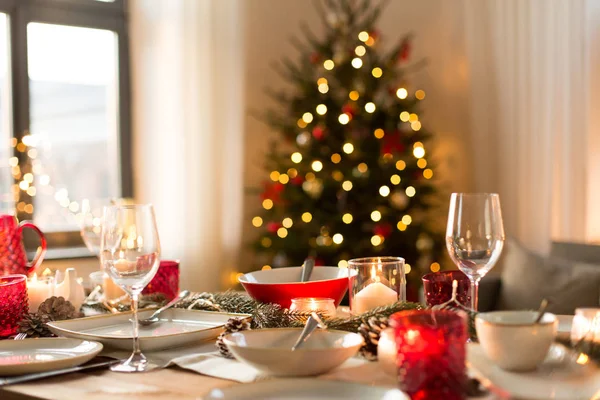 Mesa servida para o jantar de Natal em casa — Fotografia de Stock