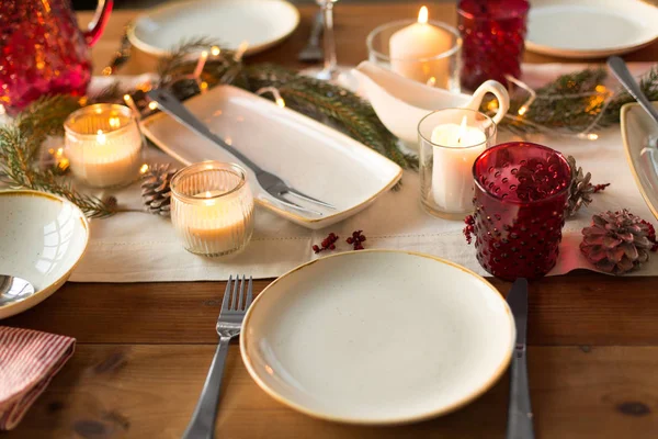 Τραπέζι σερβιρισμένο για χριστουγεννιάτικο δείπνο στο σπίτι — Φωτογραφία Αρχείου
