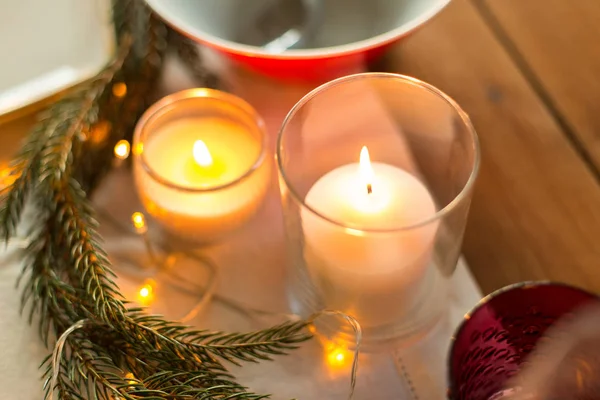 Candele che bruciano sul tavolo di Natale — Foto Stock