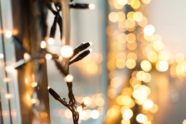 Detailní záběr z vánoční věnec na okno — Stock fotografie